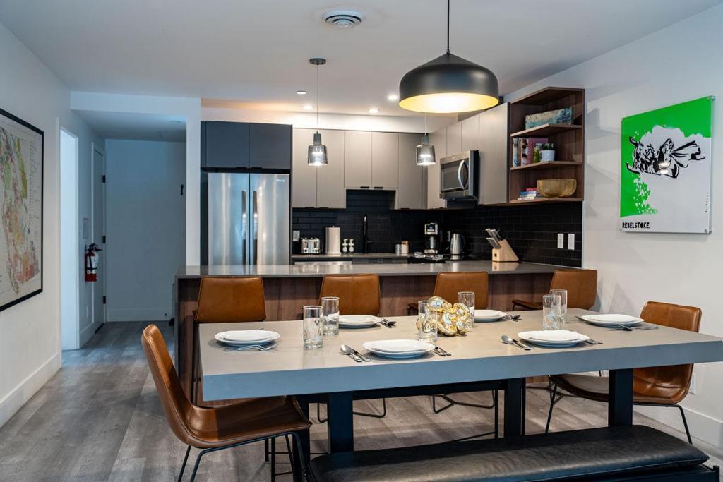 Revel In The Stoke By Revelstoke Vacations Appartement Buitenkant foto