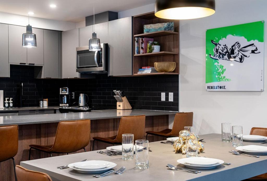 Revel In The Stoke By Revelstoke Vacations Appartement Buitenkant foto